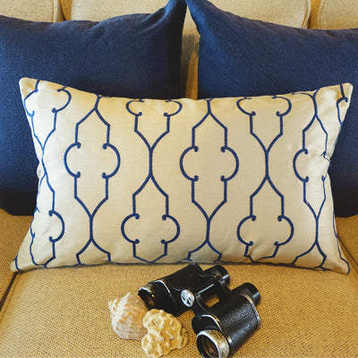 Knife Edge Lumbar Kussenhoes - 14x22 - Geborduurd Blauw op Greige