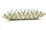 Knife Edge Lumbar Kussenhoes - 14x22 - Geborduurd Blauw op Greige